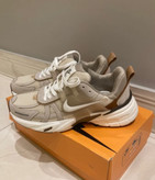 کفش کتانی مردانه زنانه نایک وی تو کی وکیوم موکا | NIKE V2K Cushlon